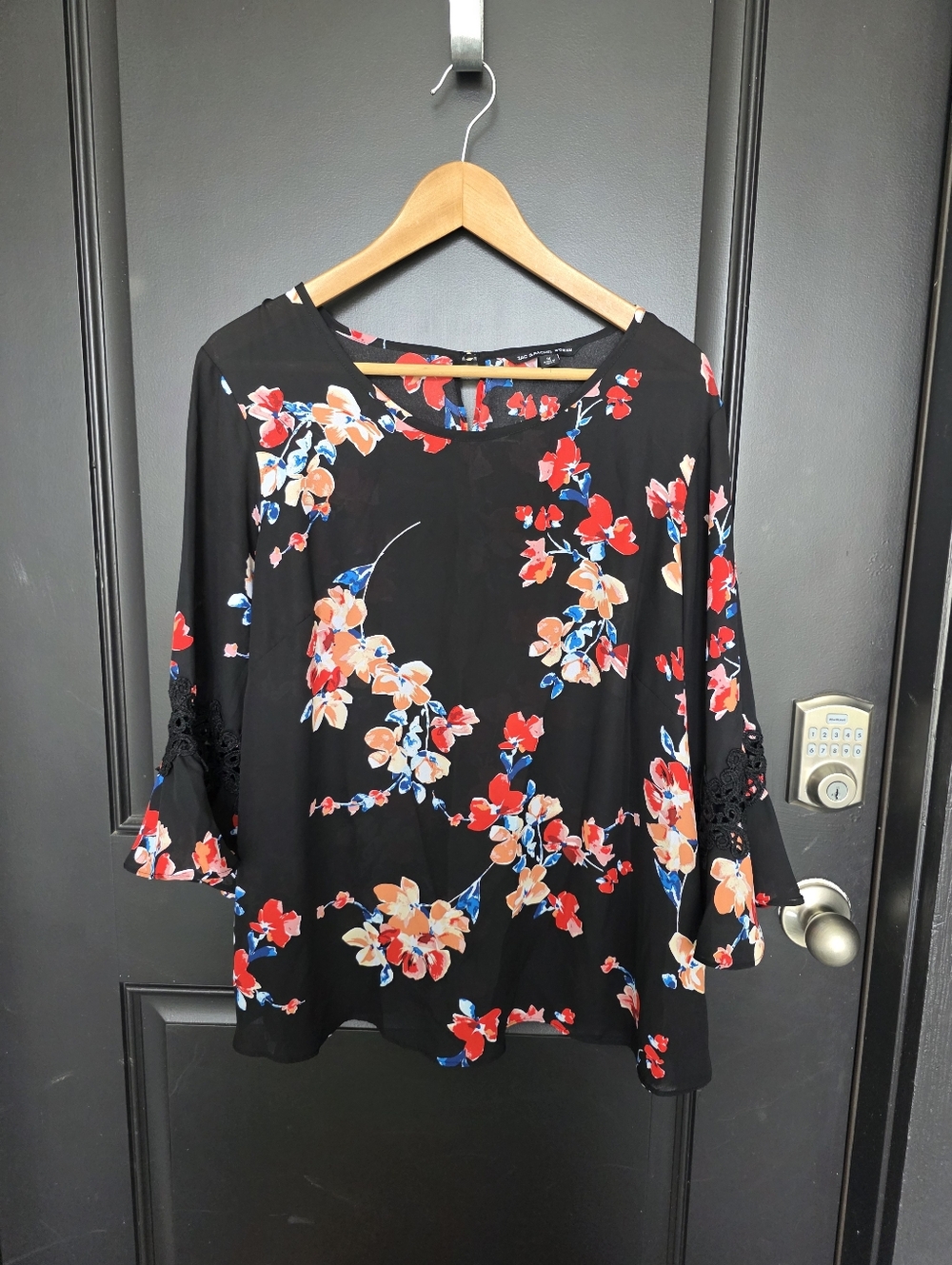 Zac & Rachel Floral Bell-Sleeve Blouse - Black Red Sz 1X Lace Trim Coastal - Picture 2 of 9
